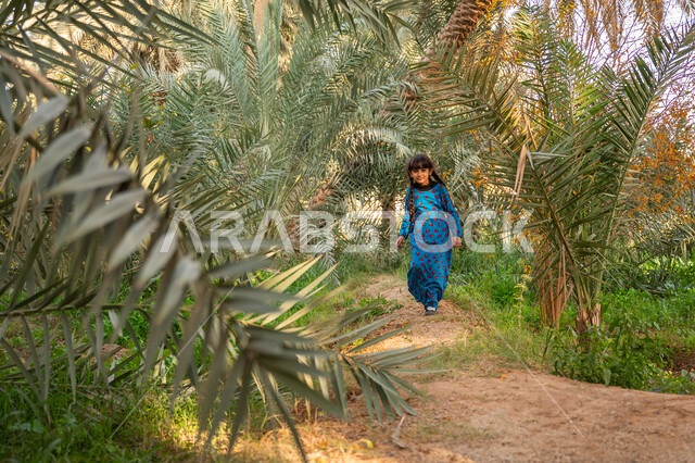 الأناقة والاهتمام بالمظهر الخارجي, محمية طبيعية لزراعة أشجار النخيل, إحياء ذكرى يوم التأسيس السعودي 1727 م, يوم بدينا 22 فبراير, فتاة عربية خليجية سعودية ترتدي زي يوم التأسيس تركض في مزرعة النخل بالمملكة