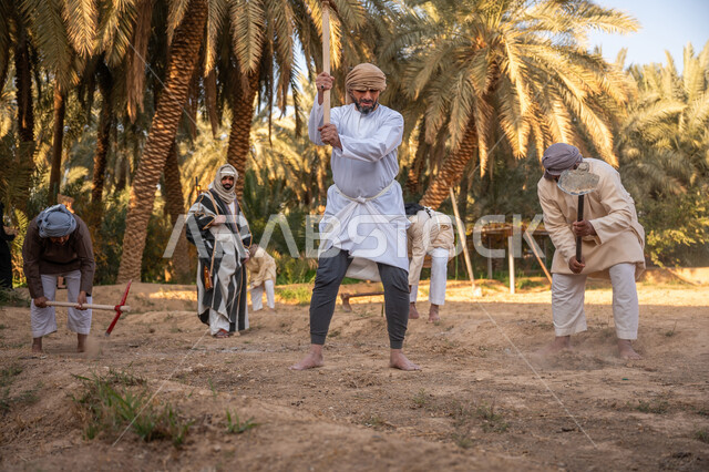 يوم بدينا 22 فبراير, إحياء ذكرى تأسيس الدولة السعودية الأولى 1727 م, فلاحون عرب خليجيون سعوديون يرتدون الزي التقليدي يقومون بحراثة الأرض, توارث مهنة الفلاحة, حرفة شعبية تراثية, زراعة وتشجير الأراضي السعودية, مزرعة أشجار النخيل في المملكة