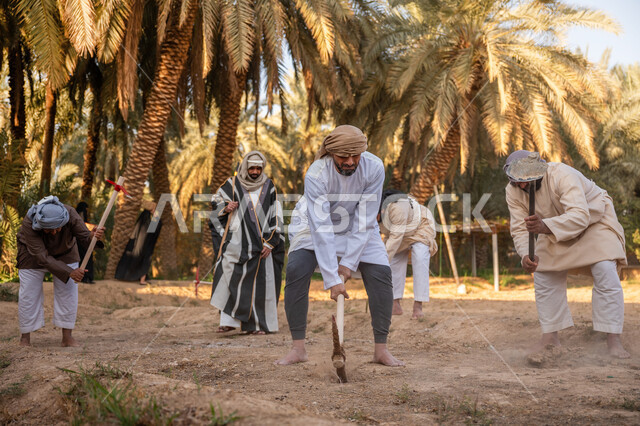 حرفة شعبية تراثية, زراعة وتشجير الأراضي السعودية, إحياء ذكرى تأسيس الدولة السعودية الأولى 1727 م, يوم بدينا 22 فبراير, فلاحون عرب خليجيون سعوديون يرتدون الزي التقليدي يقومون بحراثة الأرض, توارث مهنة الفلاحة, مزرعة أشجار النخيل في المملكة
