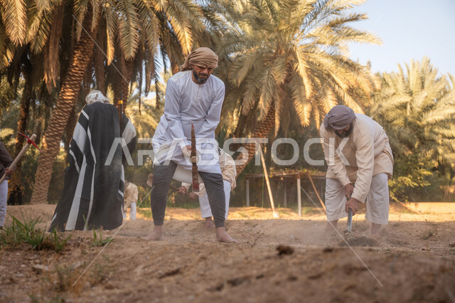 زراعة وتشجير الأراضي السعودية, إحياء ذكرى تأسيس الدولة السعودية الأولى 1727 م, يوم بدينا 22 فبراير, فلاحون عرب خليجيون سعوديون يرتدون الزي التقليدي يقومون بحراثة الأرض, توارث مهنة الفلاحة, حرفة شعبية تراثية, مزرعة أشجار النخيل في المملكة