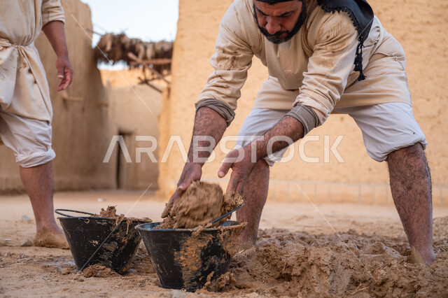 تشييد وبناء البيوت الطينية التراثية التاريخية, إحياء ذكرى يوم التأسيس1727 م, بناء الدولة السعودية الأولى, يوم بدينا 22 فبراير, الفخر والاعتزاز بالتراث السعودي العريق, عاملان عربيان يقومان بخلط الطين ومواد البناء