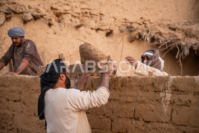 بناء الدولة السعودية الأولى, يوم بدينا 22 فبراير, الفخر والاعتزاز بالتراث السعودي العريق, عمال عرب يقومون ببناء بيت طيني شعبي, تشييد وبناء البيوت الطينية التراثية التاريخية, إحياء ذكرى يوم التأسيس1727 م