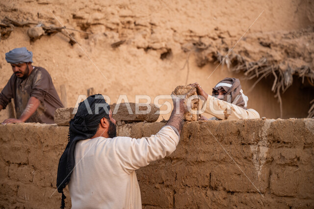 تشييد وبناء البيوت الطينية التراثية التاريخية, إحياء ذكرى يوم التأسيس1727 م, بناء الدولة السعودية الأولى, يوم بدينا 22 فبراير, الفخر والاعتزاز بالتراث السعودي العريق, عمال عرب يقومون ببناء بيت طيني شعبي