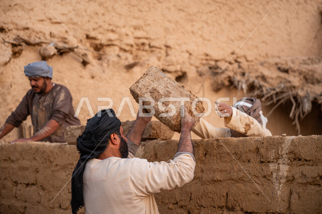 الفخر والاعتزاز بالتراث السعودي العريق, يوم بدينا 22 فبراير, عمال عرب يقومون ببناء بيت طيني شعبي, تشييد وبناء البيوت الطينية التراثية التاريخية, إحياء ذكرى يوم التأسيس1727 م, بناء الدولة السعودية الأولى