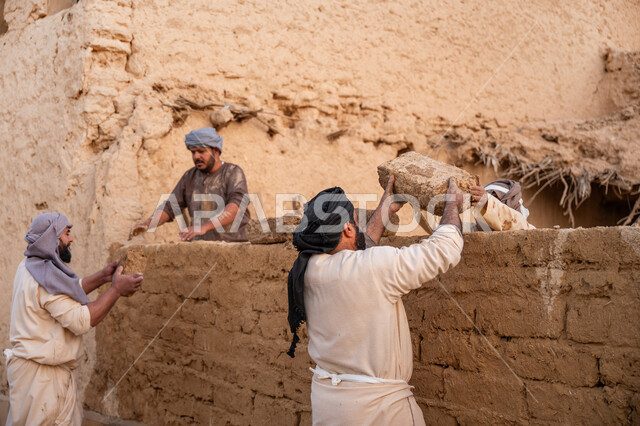 يوم بدينا 22 فبراير, الفخر والاعتزاز بالتراث السعودي العريق, عمال عرب يقومون ببناء بيت طيني شعبي, تشييد وبناء البيوت الطينية التراثية التاريخية, إحياء ذكرى يوم التأسيس1727 م, بناء الدولة السعودية الأولى