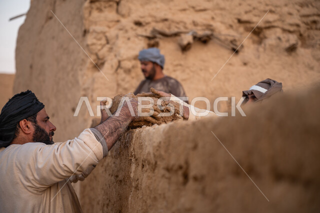 تشييد وبناء البيوت الطينية التراثية التاريخية, إحياء ذكرى يوم التأسيس1727 م, بناء الدولة السعودية الأولى, يوم بدينا 22 فبراير, الفخر والاعتزاز بالتراث السعودي العريق, عمال عرب يقومون ببناء بيت طيني شعبي