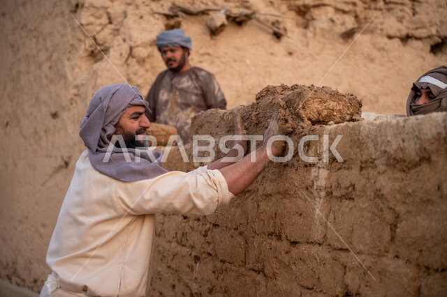 الفخر والاعتزاز بالتراث السعودي العريق, يوم بدينا 22 فبراير, عمال عرب يقومون ببناء بيت طيني شعبي, تشييد وبناء البيوت الطينية التراثية التاريخية, إحياء ذكرى يوم التأسيس1727 م, بناء الدولة السعودية الأولى