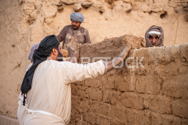يوم بدينا 22 فبراير, الفخر والاعتزاز بالتراث السعودي العريق, عمال عربي يقومون ببناء بيت طيني شعبي, تشييد وبناء البيوت الطينية التراثية التاريخية, إحياء ذكرى يوم التأسيس1727 م, بناء الدولة السعودية الأولى