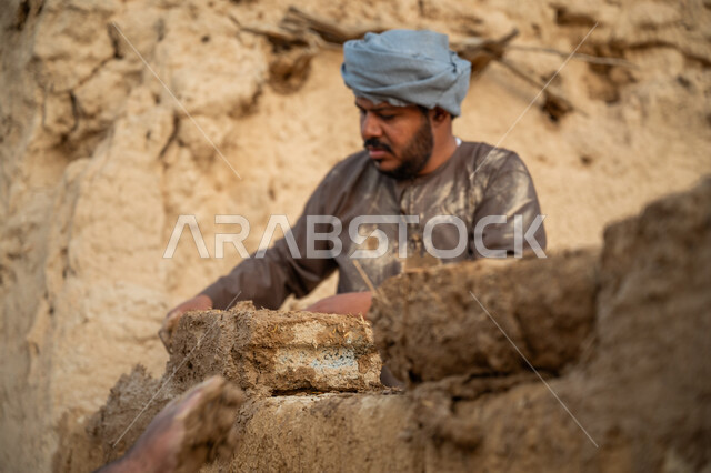 تشييد وبناء البيوت الطينية التراثية التاريخية, إحياء ذكرى يوم التأسيس1727 م, بناء الدولة السعودية الأولى, يوم بدينا 22 فبراير, الفخر والاعتزاز بالتراث السعودي العريق, عامل عربي يقوم ببناء بيت طيني شعبي