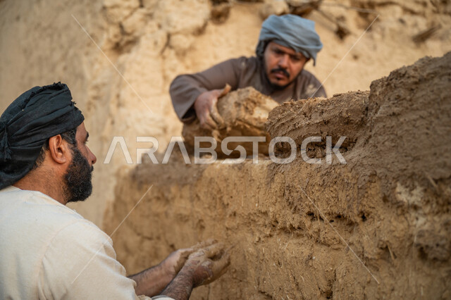 يوم بدينا 22 فبراير, الفخر والاعتزاز بالتراث السعودي العريق, عاملان عربيان يقومان ببناء بيت طيني شعبي, تشييد وبناء البيوت الطينية التراثية التاريخية, إحياء ذكرى يوم التأسيس1727 م, بناء الدولة السعودية الأولى