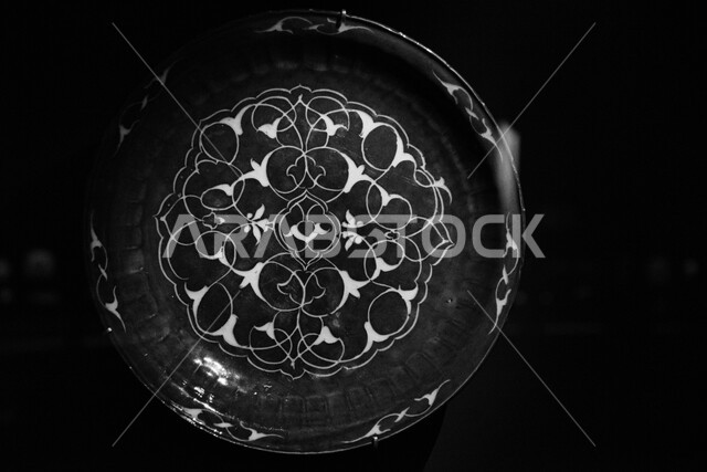 وجهة لجذب واستقطاب السياح والزوار للتعرف على تاريخ الأرض المقدسة، تحفة دينية أثرية مميزة، طبق فخاري منقوش على الطراز الإسلامي القديم، معلم ثقافي مشهور في مدينة جدة, متحف بينالي للفنون الإسلامية في المملكة العربية السعودية, خلفية سوداء