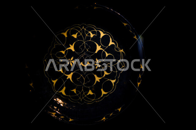 تحفة دينية أثرية مميزة، طبق فخاري منقوش على الطراز الإسلامي القديم، معلم ثقافي مشهور في مدينة جدة, متحف بينالي للفنون الإسلامية في المملكة العربية السعودية, وجهة لجذب واستقطاب السياح والزوار للتعرف على تاريخ الأرض المقدسة، خلفية سوداء