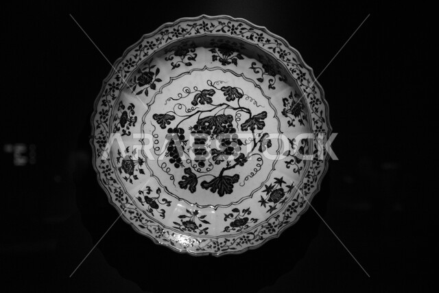 A destination to attract and attract tourists and visitors to learn about the history of the Holy Land, a distinctive religious archaeological masterpiece, an engraved pottery dish in the ancient Islamic style, a famous cultural landmark in the city of Jeddah, the Biennale Museum of Islamic Arts in the Kingdom of Saudi Arabia, black background