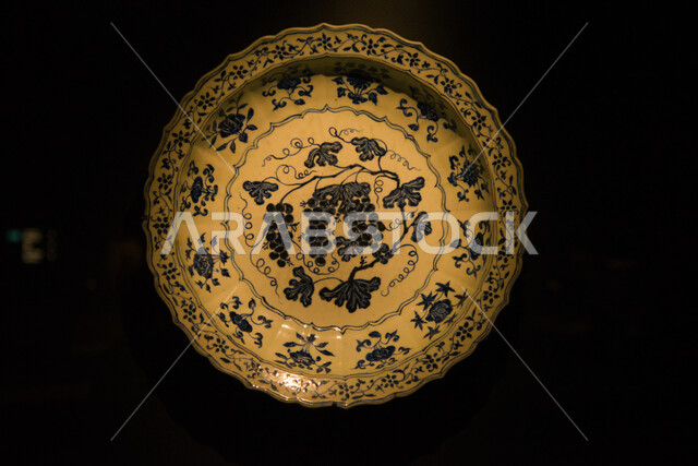 تحفة دينية أثرية مميزة، طبق فخاري منقوش على الطراز الإسلامي القديم، معلم ثقافي مشهور في مدينة جدة, متحف بينالي للفنون الإسلامية في المملكة العربية السعودية, وجهة لجذب واستقطاب السياح والزوار للتعرف على تاريخ الأرض المقدسة، خلفية سوداء