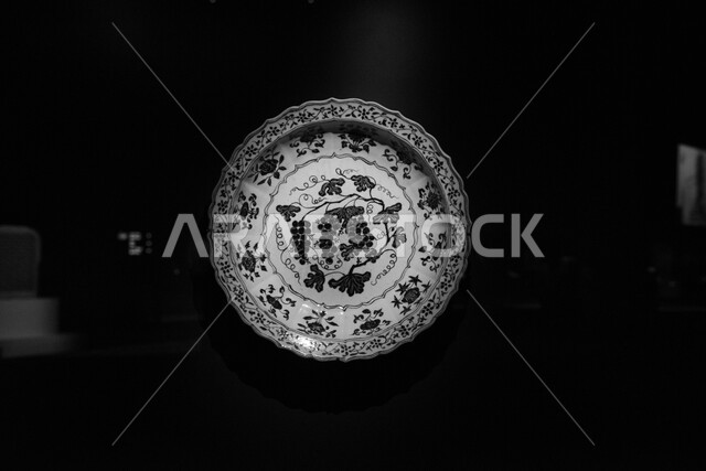 طبق فخاري منقوش على الطراز الإسلامي القديم، معلم ثقافي مشهور في مدينة جدة, متحف بينالي للفنون الإسلامية في المملكة العربية السعودية, وجهة لجذب واستقطاب السياح والزوار للتعرف على تاريخ الأرض المقدسة، تحفة دينية أثرية مميزة، خلفية سوداء