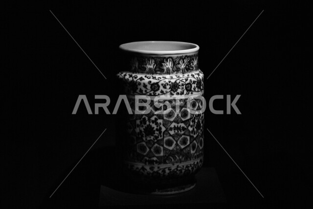 متحف بينالي للفنون الإسلامية في المملكة العربية السعودية, وجهة لجذب واستقطاب السياح والزوار للتعرف على تاريخ الأرض المقدسة، تحفة دينية أثرية مميزة، معروضة حجرية منقوشة على الطراز الإسلامي القديم، معلم ثقافي مشهور في مدينة جدة, خلفية سوداء