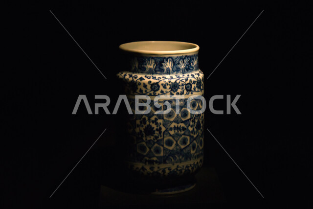 A destination to attract and attract tourists and visitors to learn about the history of the Holy Land, a distinctive religious archaeological masterpiece, a stone display engraved in the ancient Islamic style, the Biennale Museum of Islamic Arts in the Kingdom of Saudi Arabia, a famous cultural landmark in the city of Jeddah, black background