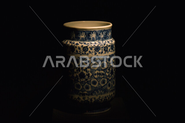 An ancient Islamic style carved stone display, a distinctive religious artifact, a destination to attract and attract tourists and visitors to learn about the history of the Holy Land, the Biennale Museum of Islamic Arts in the Kingdom of Saudi Arabia, a famous cultural landmark in the city of Jeddah, black background