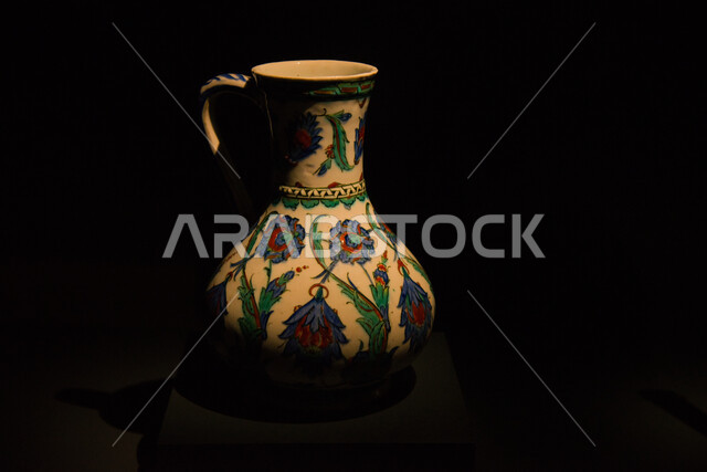 معروضة فخارية منقوشة على الطراز الإسلامي القديم, معلم ثقافي مشهور في مدينة جدة, متحف بينالي للفنون الإسلامية في المملكة العربية السعودية, وجهة لجذب واستقطاب السياح والزوار للتعرف على تاريخ الأرض المقدسة، تحفة دينية أثرية مميزة، خلفية سوداء