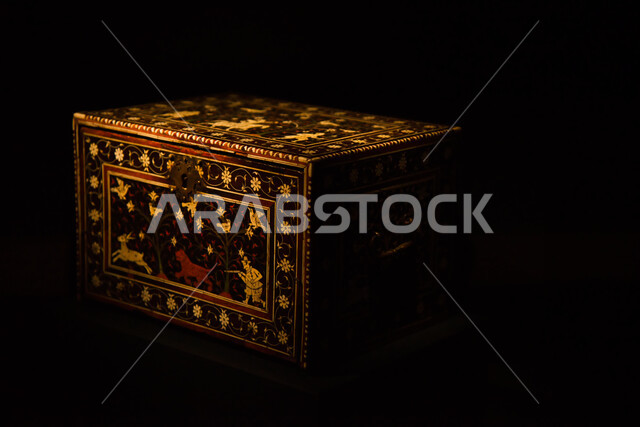 معروضة مزخرفة منقوشة على الطراز الإسلامي القديم, متحف بينالي للفنون الإسلامية في المملكة العربية السعودية, معلم ثقافي مشهور في مدينة جدة, وجهة لجذب واستقطاب السياح والزوار للتعرف على تاريخ الأرض المقدسة, تحفة دينية أثرية مميزة، خلفية سوداء