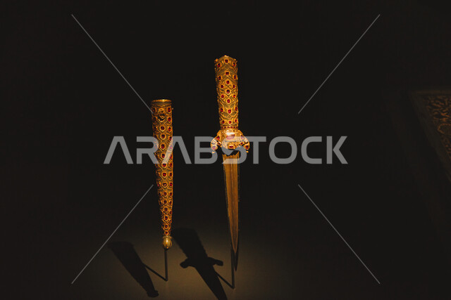 Dagger designed in the ancient Arab style, distinctive historical religious artifacts and collectibles, a destination to attract and attract tourists and visitors to learn about the history of the Holy Land, the Biennale Museum of Islamic Arts in the Kingdom of Saudi Arabia, a famous cultural landmark in the city of Jeddah