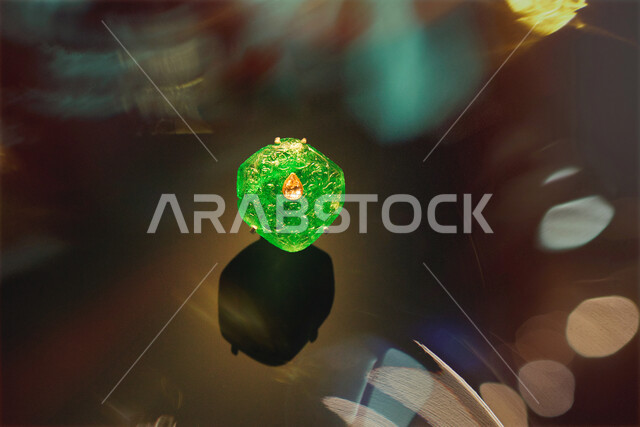 تحفة دينية أثرية مميزة على الطراز الإسلامي القديم، حجر كريم اثري معروض في متحف بينالي للفنون الإسلامية في المملكة العربية السعودية، وجهة لجذب واستقطاب السياح والزوار للتعرف على تاريخ الأرض المقدسة, معلم ثقافي مشهور في مدينة جدة