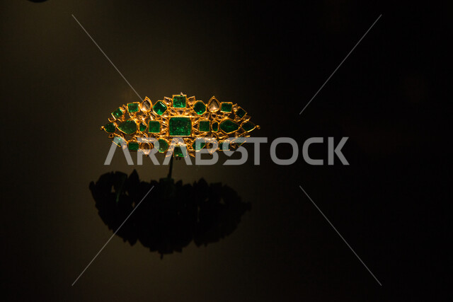 حجر كريم اثري معروض في متحف بينالي للفنون الإسلامية في المملكة العربية السعودية، تحفة دينية أثرية مميزة على الطراز الإسلامي القديم، وجهة لجذب واستقطاب السياح والزوار للتعرف على تاريخ الأرض المقدسة, معلم ثقافي مشهور في مدينة جدة