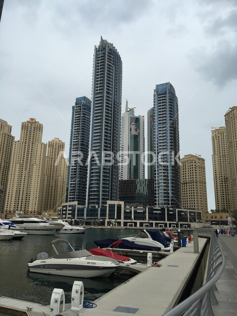 الأبراج وناطحات السحاب في الامارات العربية المتحدة، الفن الهندسي المعماري المتطور للمرافق التجارية، ميناء اليخوت و وسائل النقل البحرية، معلم ومكان سياحي ساحلي مشهور، منظر السماء الملبدة بالغيوم