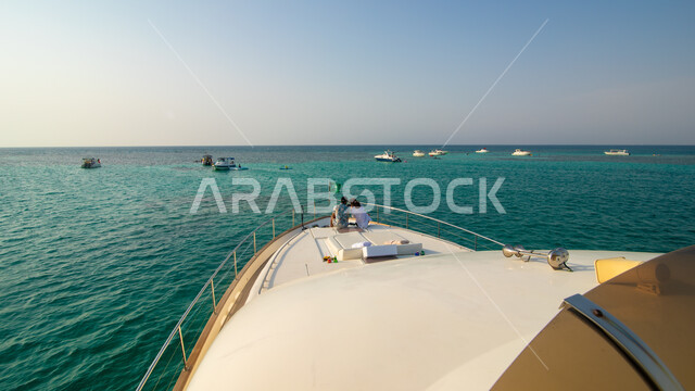 وجهة لجذب واستقطاب السياح من أنحاء العالم، رحلة ترفيهية سياحيه في البحر الأحمر، منطقة ساحلية مشهورة في المملكة العربية السعودية، القوارب والسفن في الخليج العربي، سائحين اجنبيين على متن قارب يبحر في زيرة بياضه في مدينة جده