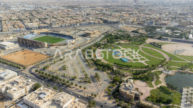 مكان ترفيهي سياحي مشهور، بحيرة صناعية في حديقة الملك عبدالله في حي الملز في الرياض، حدائق عامة في المملكة العربية السعودية، منطقة عائلية للتنزه والترفيه والمتعة، الاهتمام بزراعة الأشجار والنباتات الخضراء