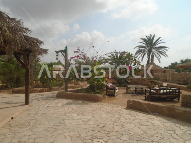 المباني على التراث القديم في محافظة فرسان في المملكة العربية السعودية، الاستمتاع بالجلسة الخارجية في قرية القصار في مدينة جازان، الاهتمام بزراعة الأشجار والنباتات الخضراء، معلم ومكان سياحي مشهور، استقطاب وجذب السياح من أنحاء العالم