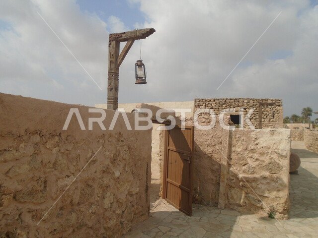 المباني على التراث القديم في محافظة فرسان في المملكة العربية السعودية، معلم ومكان سياحي مشهور، استقطاب وجذب السياح من أنحاء العالم، منزل طيني في قرية القصار في مدينة جازان