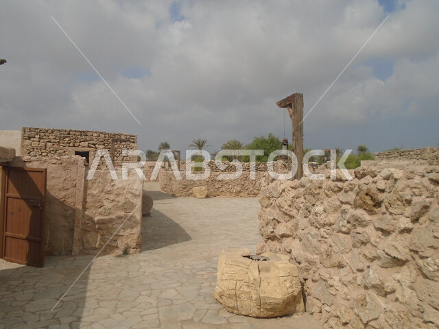 الاهتمام بزراعة الأشجار والنباتات الخضراء، استقطاب وجذب السياح من أنحاء العالم، منزل طيني في قرية القصار في مدينة جازان، معلم ومكان سياحي مشهور، المباني على التراث القديم في محافظة فرسان في المملكة العربية السعودية