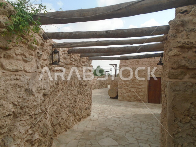 استقطاب وجذب السياح من أنحاء العالم، المباني على التراث القديم في محافظة فرسان في المملكة العربية السعودية، معلم ومكان سياحي مشهور، منزل طيني في قرية القصار في مدينة جازان