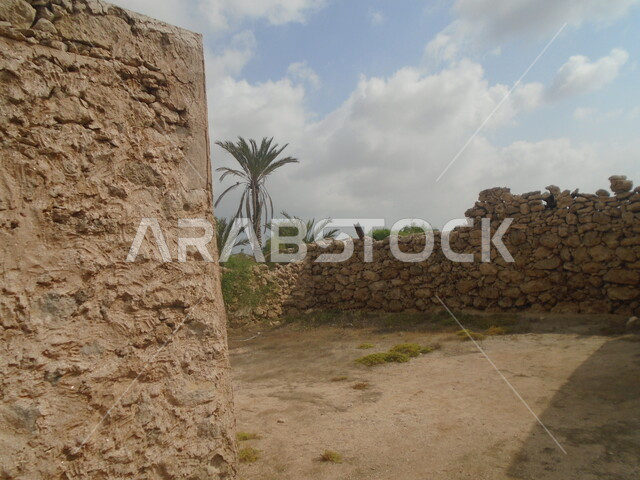استقطاب وجذب السياح من أنحاء العالم، منزل طيني في قرية القصار في مدينة جازان، الاهتمام بزراعة الأشجار والنباتات الخضراء، معلم ومكان سياحي مشهور، المباني على التراث القديم في محافظة فرسان في المملكة العربية السعودية