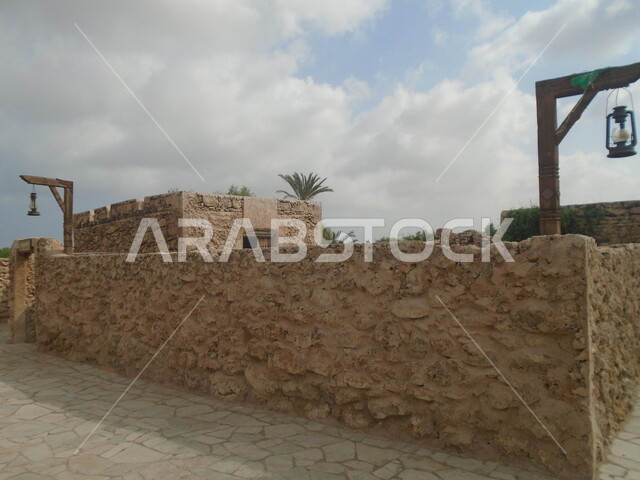 استقطاب وجذب السياح من أنحاء العالم، منزل طيني في قرية القصار في مدينة جازان، معلم ومكان سياحي مشهور، المباني على التراث القديم في محافظة فرسان في المملكة العربية السعودية