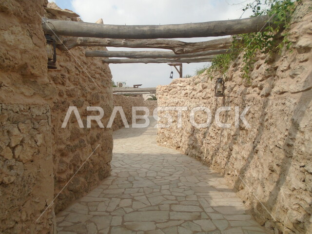 استقطاب وجذب السياح من أنحاء العالم، المباني على التراث القديم في محافظة فرسان في المملكة العربية السعودية، معلم ومكان سياحي مشهور، منزل طيني في قرية القصار في مدينة جازان