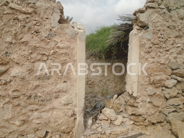 المباني على التراث القديم في محافظة فرسان في المملكة العربية السعودية، معلم ومكان سياحي مشهور، منزل طيني في قرية القصار في مدينة جازان، استقطاب وجذب السياح من أنحاء العالم