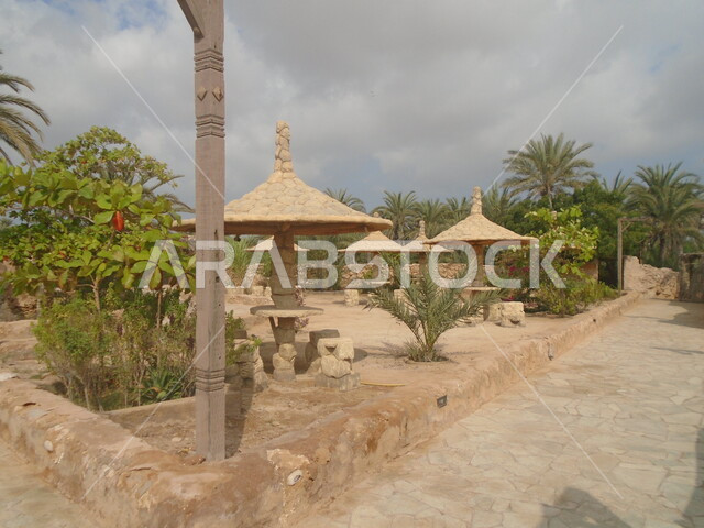 المباني على التراث القديم في محافظة فرسان في المملكة العربية السعودية، معلم ومكان سياحي مشهور، منزل طيني في قرية القصار في مدينة جازان، الاهتمام بزراعة الأشجار والنباتات الخضراء، استقطاب وجذب السياح من أنحاء العالم