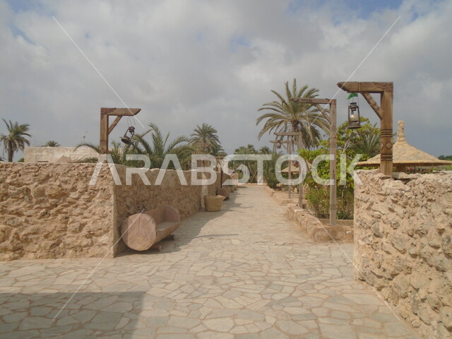 استقطاب وجذب السياح من أنحاء العالم، منزل طيني في قرية القصار في مدينة جازان، الاهتمام بزراعة الأشجار والنباتات الخضراء، معلم ومكان سياحي مشهور، المباني على التراث القديم في محافظة فرسان في المملكة العربية السعودية