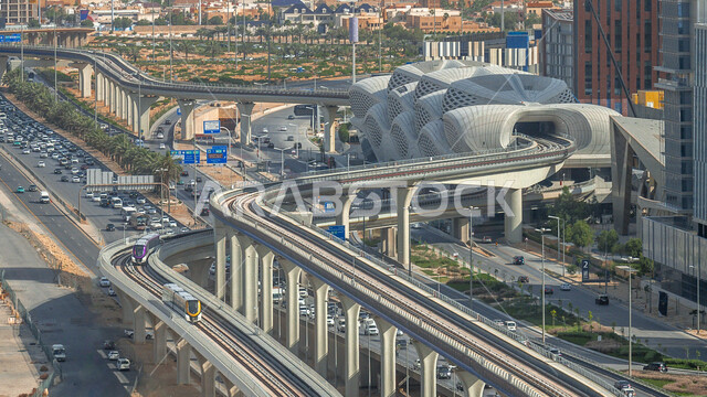وسائل النقل الحديثة في المملكة العربية السعودية، الفن الهندسي المعماري لمحطة مترو الرياض، حركة مرور السيارات على الطرق والشوارع الاسفلتية المعبدة، مكان ومعلم سياحي مشهور