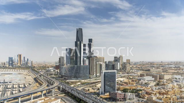 أبراج مركز الملك عبدالله المالي (كافد) في الرياض بالمملكة العربية السعودية، مكان ومعلم سياحي مشهور، حركة سير السيارات على الطريق العام، الفن الهندسي المعماري للمباني وناطحات السحاب
