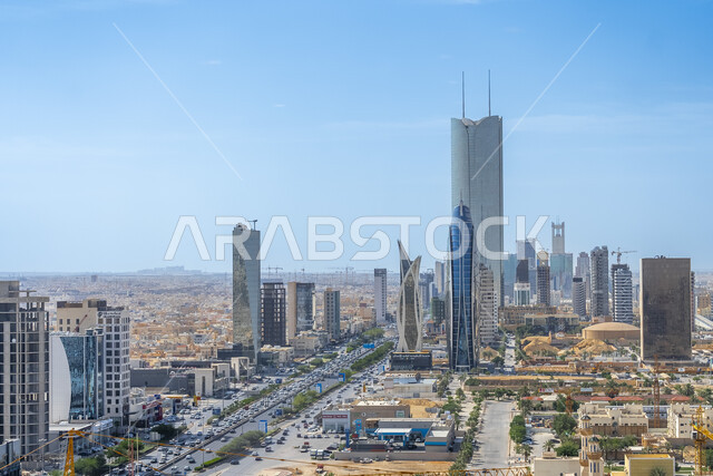 الفن الهندسي المعماري للابراج وناطحات السحاب في مدينة الرياض في المملكة العربية السعودية وقت النهار, معالم سياحية مشهورة في السعودية, التطور والنمو العمراني المتميز، حركة مرور السيارات على طريق الملك فهد