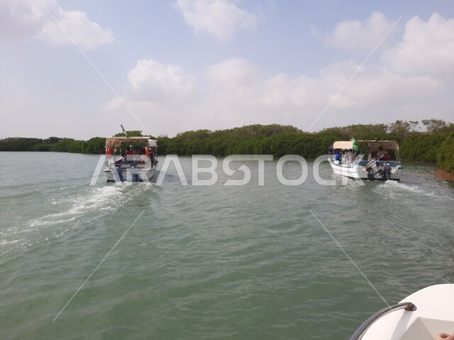 منطقة طبيعية مشهورة لجذب واستقطاب السائحين من أنحاء العالم، رحلة وجولة بحرية ترفيهية، قاربان سياحيان يبحران في البحر الأحمر, قضاء وقت ممتع في المدن الساحلية، منظر المياه الزرقاء في جزيرة فرسان بمنطقة جازان جنوب غرب المملكة العربية السعودية