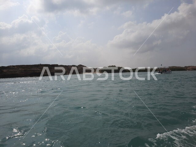 منطقة طبيعية مشهورة لجذب واستقطاب السائحين من أنحاء العالم، مكان لرحلة وجولة بحرية ترفيهية، جزر البحر الأحمر, قضاء وقت ممتع في المدن الساحلية، منظر المياه الزرقاء في جزيرة فرسان بمنطقة جازان جنوب غرب المملكة العربية السعودية