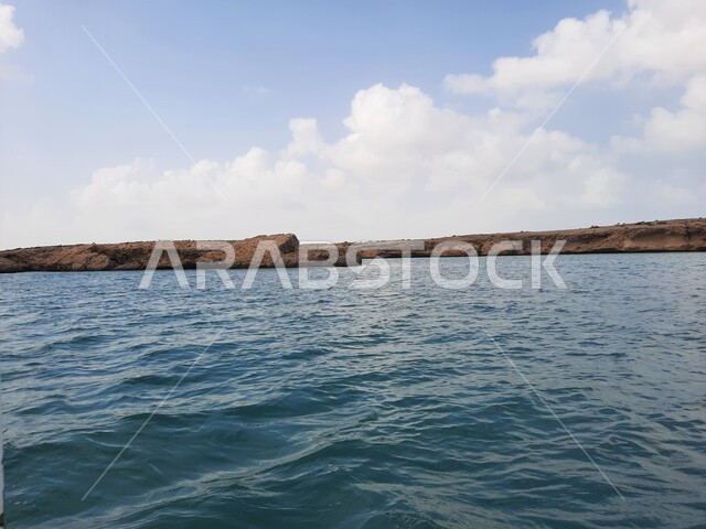 التضاريس والمرتفعات الجبلية، منظر المياه الزرقاء في جزيرة فرسان بمنطقة جازان جنوب غرب المملكة العربية السعودية، جزر البحر الأحمر, منطقة طبيعية مشهورة لجذب واستقطاب السائحين من أنحاء العالم، مكان لرحلة وجولة بحرية ترفيهية، قضاء وقت ممتع في المدن الساحلية