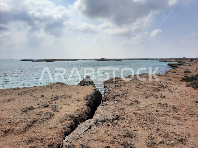 قضاء وقت ممتع في المدن الساحلية، جزر البحر الأحمر, منظر المياه الزرقاء في جزيرة فرسان بمنطقة جازان جنوب غرب المملكة العربية السعودية، مكان لرحلة وجولة بحرية ترفيهية، منطقة طبيعية مشهورة لجذب واستقطاب السائحين من أنحاء العالم، التضاريس والمرتفعات الجبلية