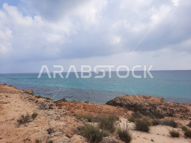 التضاريس والمرتفعات الجبلية، منطقة طبيعية مشهورة لجذب واستقطاب السائحين من أنحاء العالم، منظر المياه الزرقاء في جزيرة فرسان بمنطقة جازان جنوب غرب المملكة العربية السعودية، مكان لرحلة وجولة بحرية ترفيهية، نمو النبات البري والشوكي، جزر البحر الأحمر