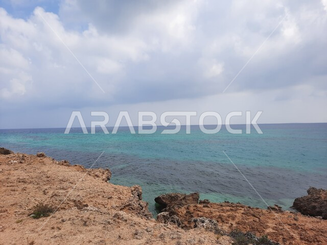 التضاريس والمرتفعات الجبلية، منطقة طبيعية مشهورة لجذب واستقطاب السائحين من أنحاء العالم، منظر المياه الزرقاء في جزيرة فرسان بمنطقة جازان جنوب غرب المملكة العربية السعودية، مكان لرحلة وجولة بحرية ترفيهية، نمو النبات البري والشوكي، جزر البحر الأحمر