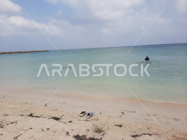 قضاء وقت ممتع في المدن الساحلية، جزر البحر الأحمر, منظر المياه الزرقاء في جزيرة فرسان بمنطقة جازان جنوب غرب المملكة العربية السعودية، مكان لرحلة وجولة بحرية ترفيهية، منطقة طبيعية مشهورة لجذب واستقطاب السائحين من أنحاء العالم